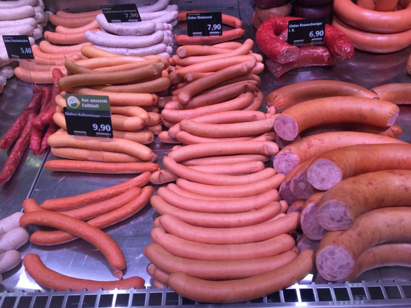 charcuterie-ST ETIENNE DE TINEE-min_sausages_meat_butchery-1069321